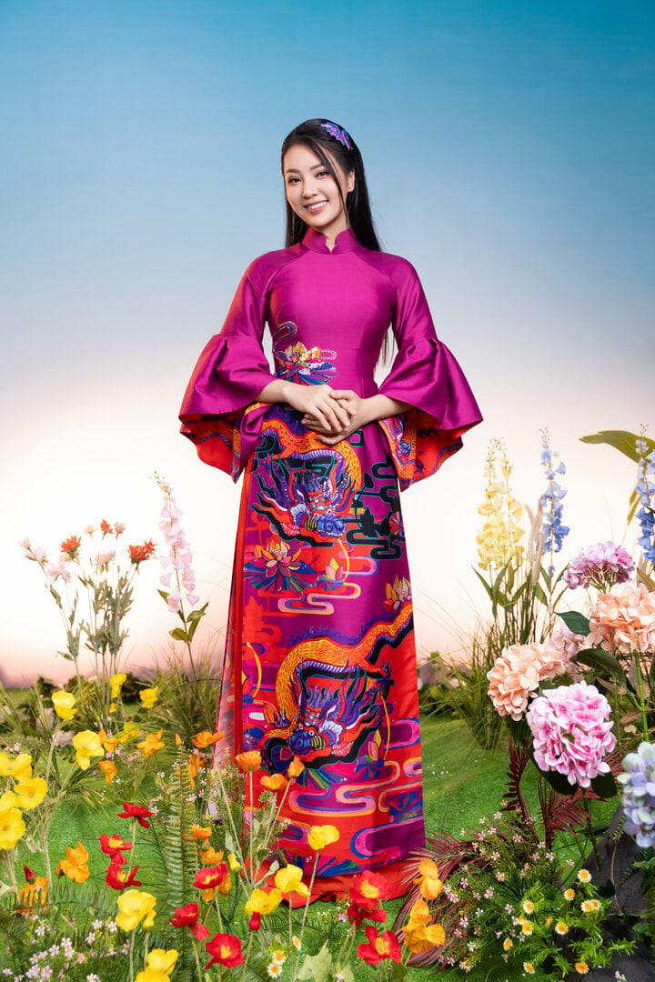 Nhìn lại một năm vừa qua, Á hậu Thụy Vân cũng chia sẻ: “Chúng ta đã trải qua một năm khó khăn về kinh tế, show của tôi cũng giảm đi. Tuy nhiên, thay vì lo lắng, tôi muốn dành thời gian để tập luyện sức khoẻ, trao dồi kỹ năng dẫn chương trình. Tôi luôn sống một cách tích cực để mình không phải hối tiếc phút giây nào. Là một người mẹ, một người phụ nữ trong gia đình, tôi không còn quá nhiều khát vọng hay tham vọng như thủa 19, 20. Hiện tại, tôi chỉ mong cuộc sống của mình luôn khoẻ mạnh, bình an”. Nhìn lại một năm vừa qua, Á hậu Thụy Vân cũng chia sẻ: “Chúng ta đã trải qua một năm khó khăn về kinh tế, show của tôi cũng giảm đi. Tuy nhiên, thay vì lo lắng, tôi muốn dành thời gian để tập luyện sức khoẻ, trao dồi kỹ năng dẫn chương trình. Tôi luôn sống một cách tích cực để mình không phải hối tiếc phút giây nào. Là một người mẹ, một người phụ nữ trong gia đình, tôi không còn quá nhiều khát vọng hay tham vọng như thủa 19, 20. Hiện tại, tôi chỉ mong cuộc sống của mình luôn khoẻ mạnh, bình an”.