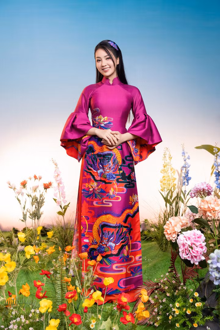 Nhìn lại một năm vừa qua, Á hậu Thụy Vân cũng chia sẻ: “Chúng ta đã trải qua một năm khó khăn về kinh tế, show của tôi cũng giảm đi. Tuy nhiên, thay vì lo lắng, tôi muốn dành thời gian để tập luyện sức khoẻ, trao dồi kỹ năng dẫn chương trình. Tôi luôn sống một cách tích cực để mình không phải hối tiếc phút giây nào. Là một người mẹ, một người phụ nữ trong gia đình, tôi không còn quá nhiều khát vọng hay tham vọng như thủa 19, 20. Hiện tại, tôi chỉ mong cuộc sống của mình luôn khoẻ mạnh, bình an”.