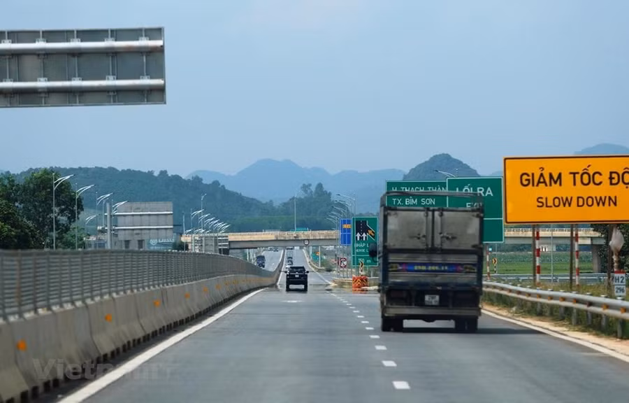 Phương tiện lưu thông trên đoạn tuyến Cao tốc Bắc-Nam được đưa vào vận hành, khai thác. Ảnh: Việt Hùng/Vietnam+