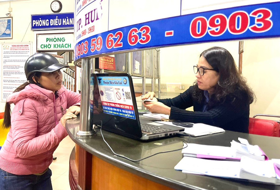 Đến thời điểm hiện tại, các đơn vị vận tải hành khách trên địa bàn tỉnh đã đồng loạt bán vé xe dịp Tết Nguyên đán 2024, phục vụ nhu cầu đi lại của người dân. Ảnh: Minh Phương Đến thời điểm hiện tại, các đơn vị vận tải hành khách trên địa bàn tỉnh đã đồng loạt bán vé xe dịp Tết Nguyên đán 2024, phục vụ nhu cầu đi lại của người dân. Ảnh: Minh Phương