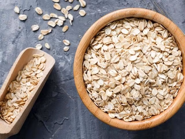 Yến mạch cung cấp tinh bột kháng, là nguồn nhiên liệu tuyệt vời cho vi khuẩn đường ruột và có thể cải thiện mức insulin