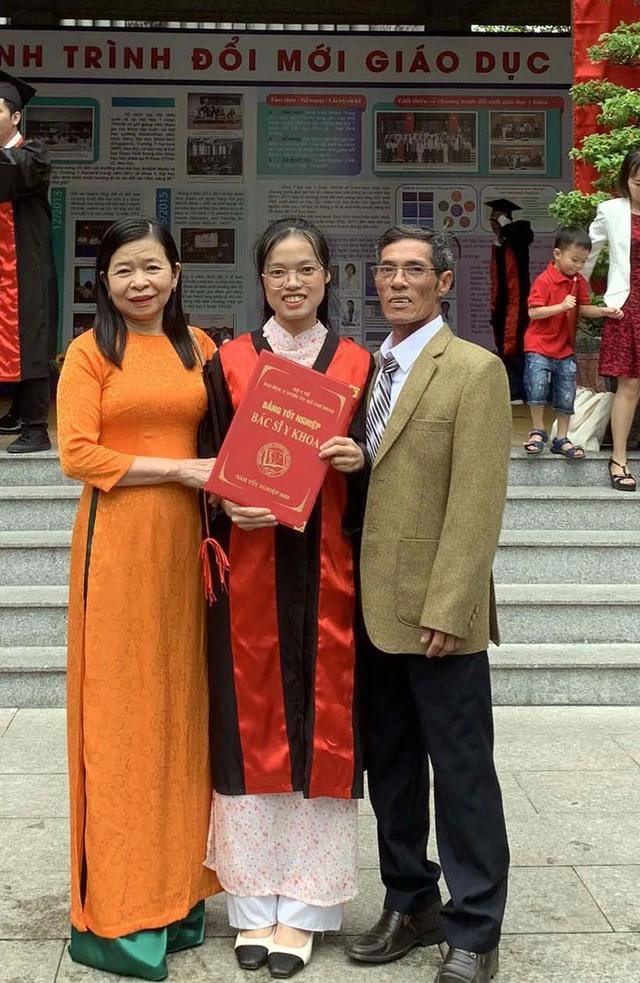 Bà Chi và ông Diệm trong dịp nhận bằng tốt nghiệp của em Trần Thị Phương Thảo (con gái ông Diệm) Bà Chi và ông Diệm trong dịp nhận bằng tốt nghiệp của em Trần Thị Phương Thảo (con gái ông Diệm)