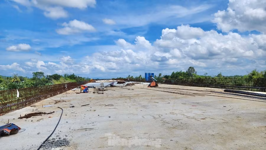 Đại diện nhà thầu Đèo Cả cho biết, để đẩy nhanh tiến độ, đơn vị đã triển khai 4 mũi thi công với trên 100 nhân sự cùng dàn thiết bị cơ giới hiện đại. Bên cạnh đó, tập trung tháo dỡ đường công vụ để hoàn trả dòng chảy đảm bảo việc thoát nước thuận lợi.