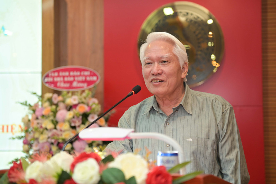 Phó Giáo sư, Tiến sĩ Nguyễn Chu Hồi trình bày tham luận "Khánh Hòa bứt phá về khoa học, công nghệ và đào tạo nguồn nhân lực chất lượng cao về biển?" Phó Giáo sư, Tiến sĩ Nguyễn Chu Hồi trình bày tham luận "Khánh Hòa bứt phá về khoa học, công nghệ và đào tạo nguồn nhân lực chất lượng cao về biển?"