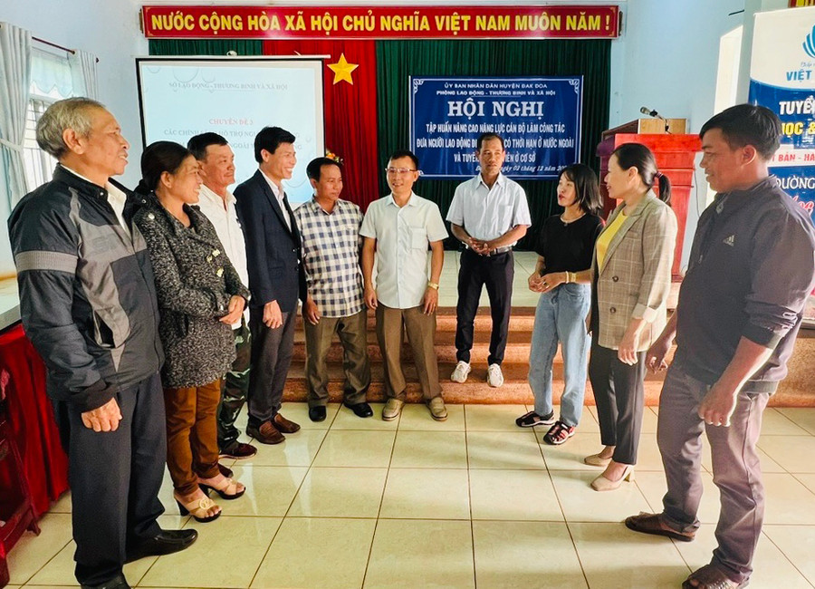 Cán bộ huyện Đak Đoa trao đổi về phương pháp tuyên truyền, vận động người dân đăng ký đi làm việc ở nước ngoài. Ảnh: Đ.Y Cán bộ huyện Đak Đoa trao đổi về phương pháp tuyên truyền, vận động người dân đăng ký đi làm việc ở nước ngoài. Ảnh: Đ.Y