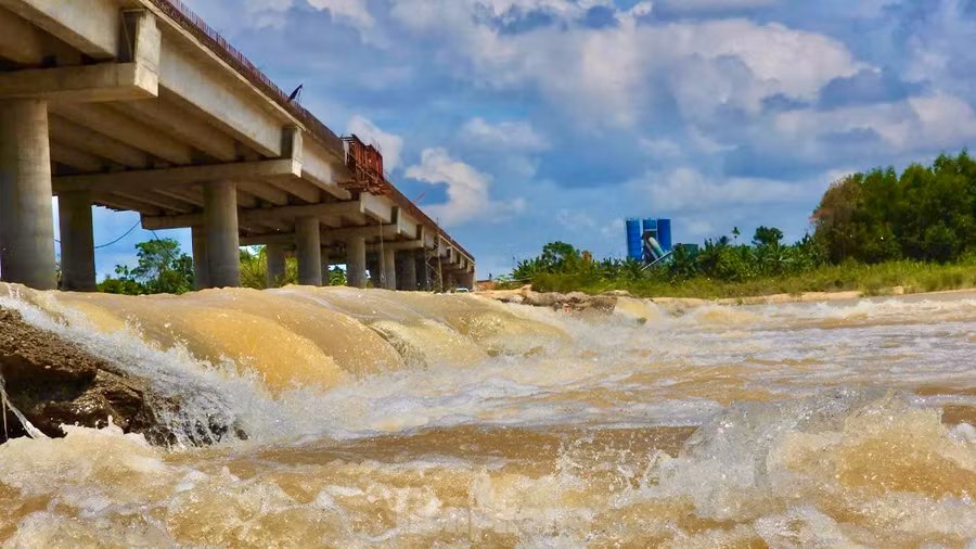 Hiện cầu sông Vệ đã hoàn thành phần bên dưới và vượt lũ thành công trong mùa mưa lũ 2024.