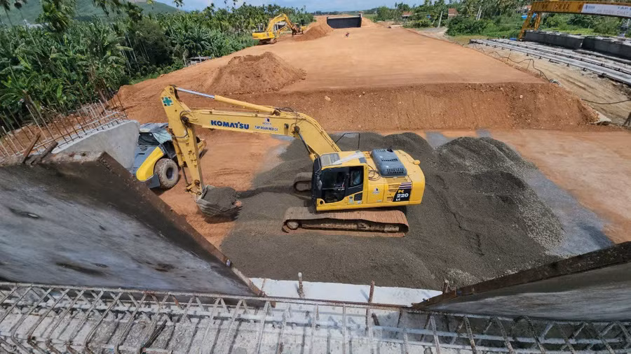 Song song với phần chính của cầu, nhà thầu cũng triển khai đồng loạt thi công mố hai bên đầu cầu, đắp đất nền để thông tuyến phục vụ giao thông đi lại tạm thời trong quá trình di chuyển hai bên đầu cầu trong mùa mưa lũ.