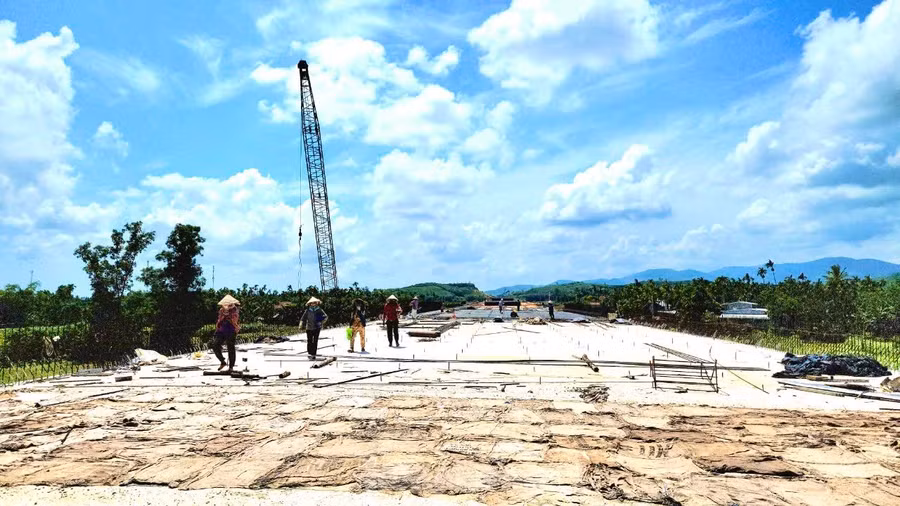 Công trường dự án trong giai đoạn nước rút nên các công nhân luôn làm việc với tinh thần nghiêm túc và khẩn trương.