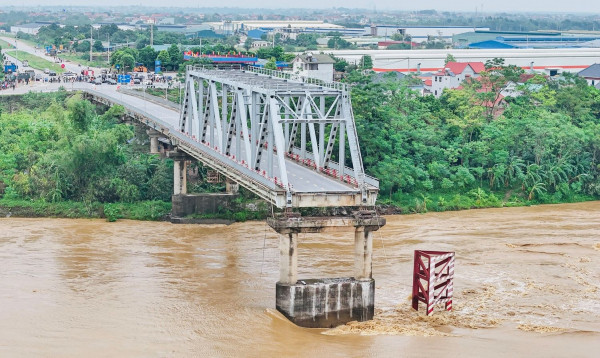 Cầu Phong Châu bất ngờ sập đổ ngày 9/9. Cầu Phong Châu bất ngờ sập đổ ngày 9/9.