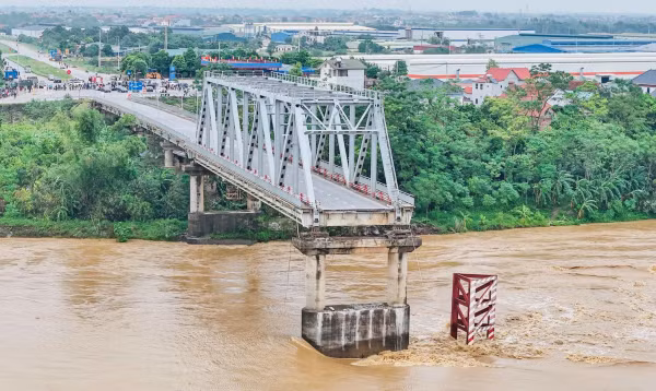 Cầu Phong Châu bất ngờ sập đổ ngày 9/9.