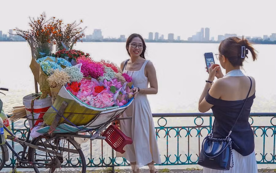 Các "nàng thơ" thường chọn những trang phục với tông nhẹ nhàng, nhã nhặn để check-in thu Hà Nội.