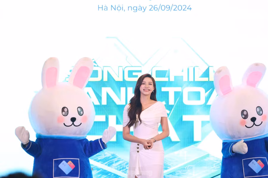 Đỗ Thị Hà truyền cảm hứng về thẻ và thanh toán số. Đỗ Thị Hà truyền cảm hứng về thẻ và thanh toán số.