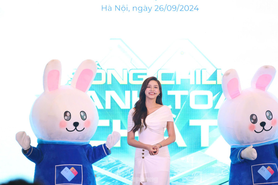 Đỗ Thị Hà truyền cảm hứng về thẻ và thanh toán số. Đỗ Thị Hà truyền cảm hứng về thẻ và thanh toán số.