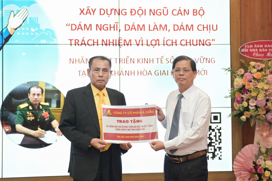 Tại hội thảo, Công ty Cổ phần Á Châu trao tặng tỉnh Khánh Hòa hệ thống đào tạo số phát triển đội ngũ cán bộ "7 dám" trong thời kỳ mới. Tại hội thảo, Công ty Cổ phần Á Châu trao tặng tỉnh Khánh Hòa hệ thống đào tạo số phát triển đội ngũ cán bộ "7 dám" trong thời kỳ mới.