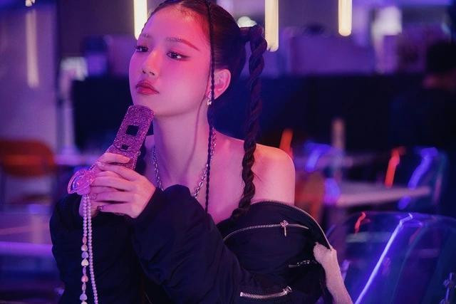 Trong MV này, AMEE được cộng đồng mạng dành nhiều lời khen cho tạo hình đáng yêu