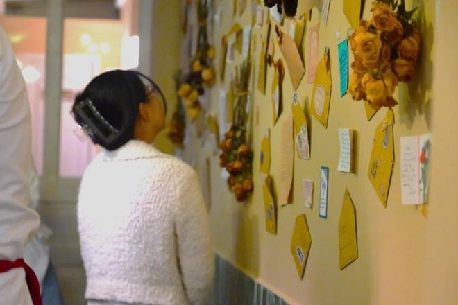 Khách đến viết, đọc thư Khách đến viết, đọc thư