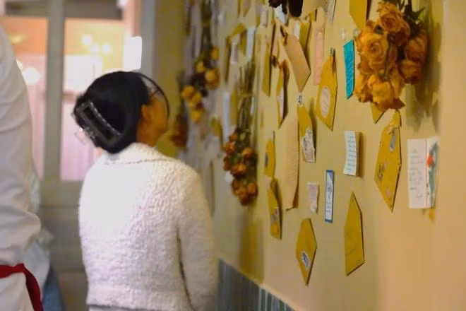 Khách đến viết, đọc thư