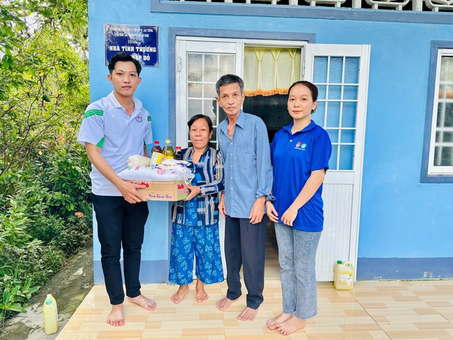 Thăm tặng quà gia đình chính sách, nạn nhân chất độc da cam và gia đình hoàn cảnh khó khăn Thăm tặng quà gia đình chính sách, nạn nhân chất độc da cam và gia đình hoàn cảnh khó khăn