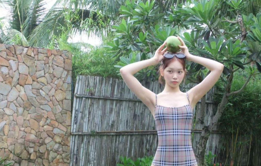 Kim Chae Won (Le Sserafim) khoe ảnh du lịch Nha Trang, Việt Nam trên trang cá nhân. Nữ thần tượng 24 tuổi đi nghỉ dưỡng cùng gia đình. Theo lời fan, cô được người hâm mộ nhận ra xin chụp ảnh nhưng từ chối vì không muốn gây chú ý. Kim Chae Won (Le Sserafim) khoe ảnh du lịch Nha Trang, Việt Nam trên trang cá nhân. Nữ thần tượng 24 tuổi đi nghỉ dưỡng cùng gia đình. Theo lời fan, cô được người hâm mộ nhận ra xin chụp ảnh nhưng từ chối vì không muốn gây chú ý.