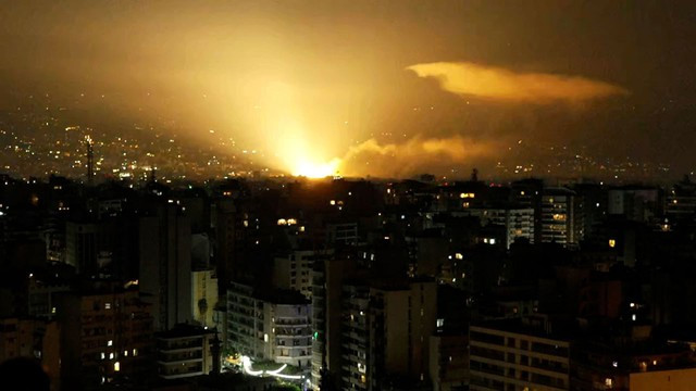 Một vụ nổ làm sáng bừng bầu trời Beirut - Lebanon vào ngày 28-9. Ảnh: CNN Một vụ nổ làm sáng bừng bầu trời Beirut - Lebanon vào ngày 28-9. Ảnh: CNN