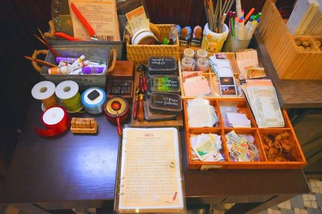 Khu vực dành cho khách ngồi viết thư có bảng hướng dẫn chi tiết treo tường Khu vực dành cho khách ngồi viết thư có bảng hướng dẫn chi tiết treo tường