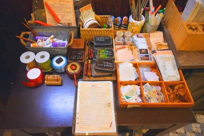 Khu vực dành cho khách ngồi viết thư có bảng hướng dẫn chi tiết treo tường