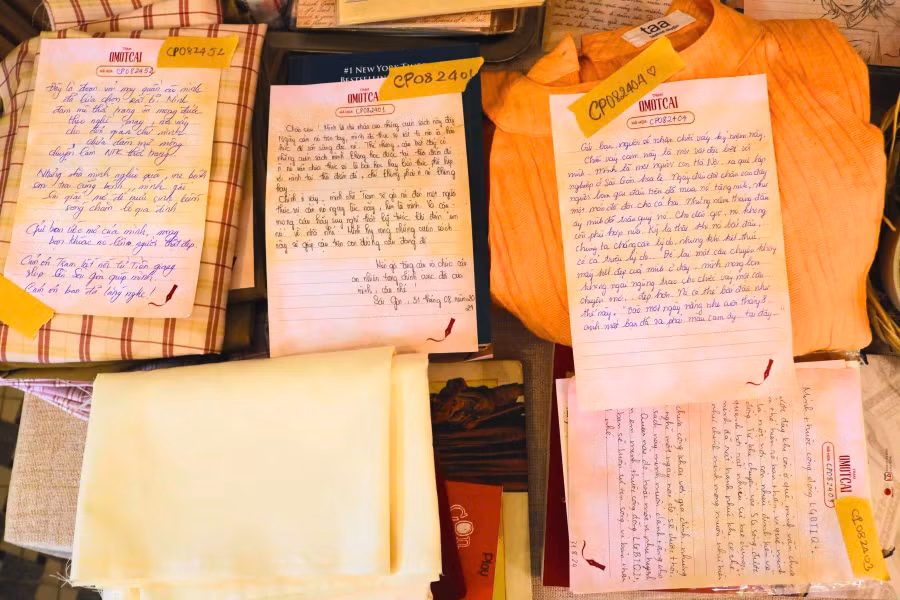 Các món đồ được gửi lại trao đổi tại sự kiện "Chợ phiên kỷ niệm" của Trạm