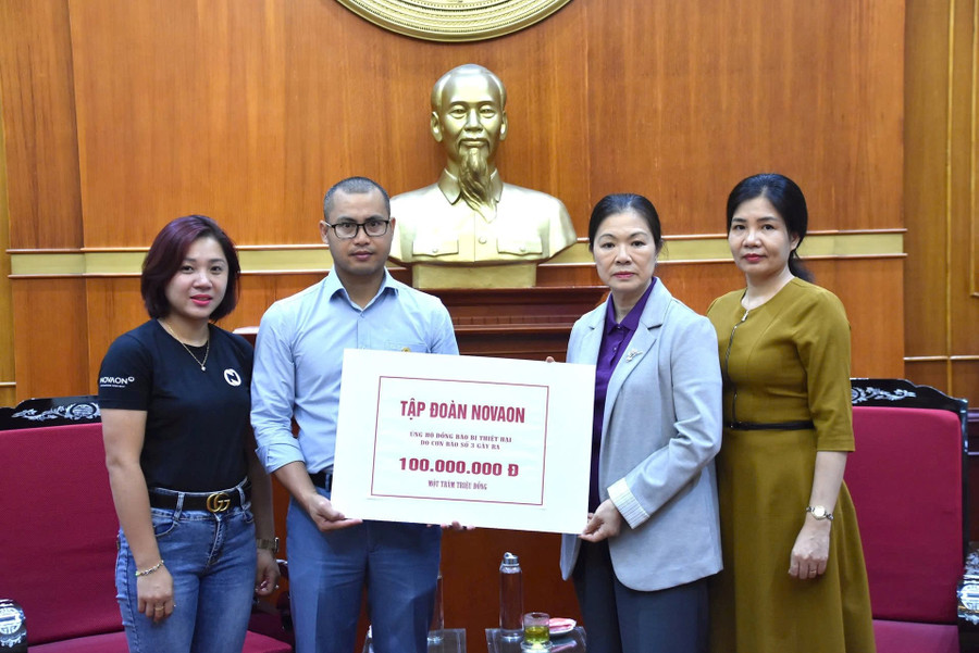 Phó Chủ tịch Ủy ban Trung ương MTTQ Việt Nam Trương Thị Ngọc Ánh tiếp nhận ủng hộ từ Tập đoàn Novaon (ngày 23-9). Ảnh Hoàng Chiến. Nguồn daidoanket.vn