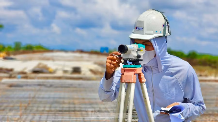 Công nhân Cao Văn Phong cho biết, công trình cầu có ý nghĩa lớn trên tuyến và tương lai sẽ “gánh” lượng xe lưu thông rất nhiều nên việc thi công phải đảm bảo chất lượng.