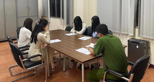 Các chân dài tại công an