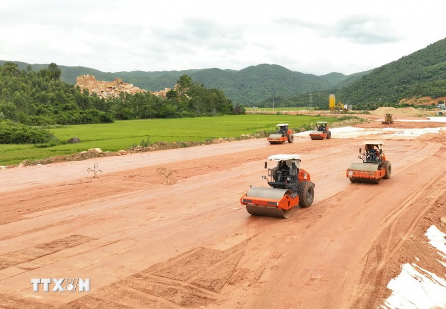 Thi công xử lý nền đất yếu tại dự án thành phần Chí Thạnh-Vân Phong thuộc Dự án Cao tốc Bắc-Nam đoạn qua Phú Yên. (Ảnh: Xuân Triệu/TTXVN) Thi công xử lý nền đất yếu tại dự án thành phần Chí Thạnh-Vân Phong thuộc Dự án Cao tốc Bắc-Nam đoạn qua Phú Yên. (Ảnh: Xuân Triệu/TTXVN)