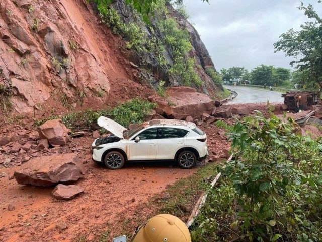 Hiện trường xảy ra vụ tai nạn sạt lở đất đá. Ảnh: Facebook Hiện trường xảy ra vụ tai nạn sạt lở đất đá. Ảnh: Facebook