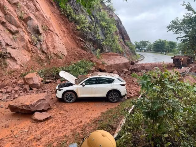 Hiện trường xảy ra vụ tai nạn sạt lở đất đá. Ảnh: Facebook