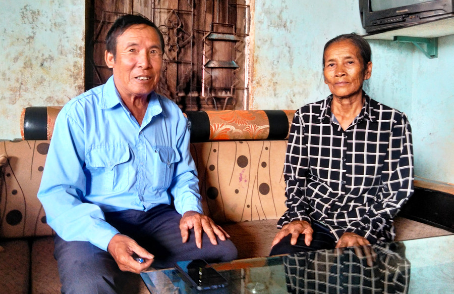 Ông Nguyễn Hữu Dâng - Chủ tịch Hội Nạn nhân CĐDC/dioxin xã Kdang thăm hỏi, động viên bà Trần Thị Hoan ở thôn Cầu Vàng, xã Kdang, huyện Đak Đoa. Ảnh: H.M