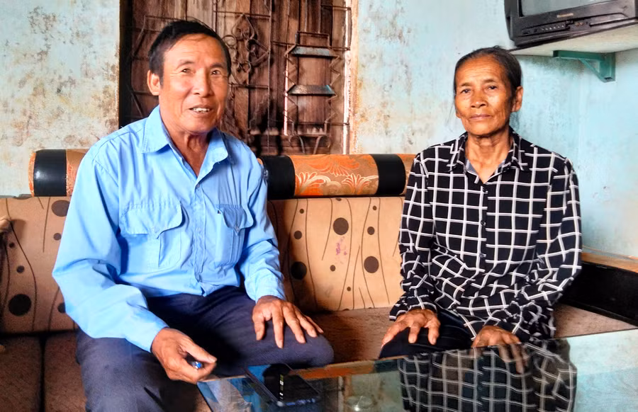 Ông Nguyễn Hữu Dâng - Chủ tịch Hội Nạn nhân CĐDC/dioxin xã Kdang thăm hỏi, động viên bà Trần Thị Hoan ở thôn Cầu Vàng, xã Kdang, huyện Đak Đoa. Ảnh: H.M