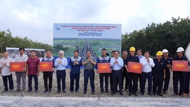 Thủ tướng Phạm Minh Chính và lãnh đạo tỉnh Bình Dương tặng quà cho công nhân đang thực hiện công tác giải phóng mặt bằng