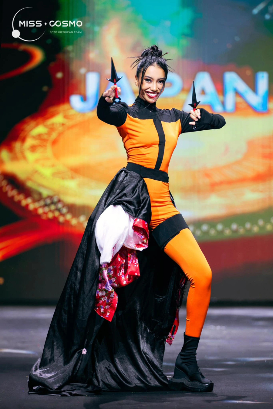 Người đẹp Nhật Bản mang thiết kế &quot;hai trong một&quot; lên sân khấu. Ban đầu cô xuất hiện trong bộ kimono, sau đó có màn biến hình đầy ấn tượng