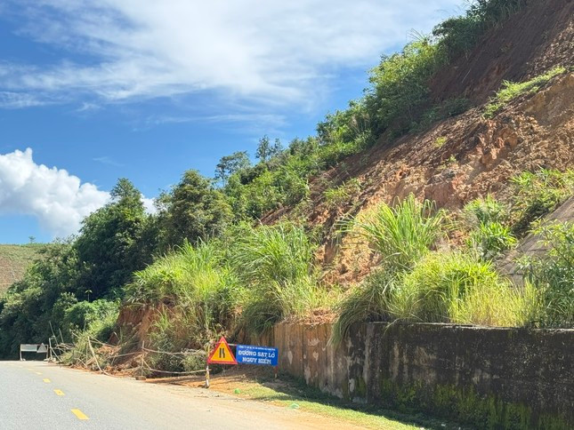 Chính quyền đã cắm biển cảnh báo đoạn đường sạt lở