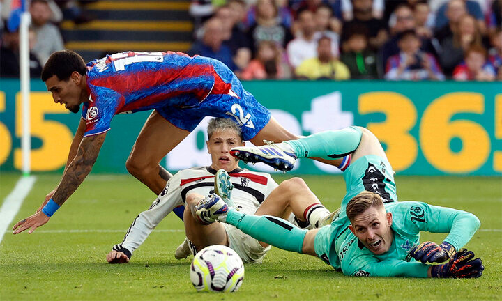Thủ môn Henderson liên tục cứu nguy cho Crystal Palace. (Ảnh: Reuters) Thủ môn Henderson liên tục cứu nguy cho Crystal Palace. (Ảnh: Reuters)