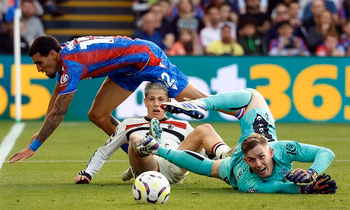 Thủ môn Henderson liên tục cứu nguy cho Crystal Palace. (Ảnh: Reuters)