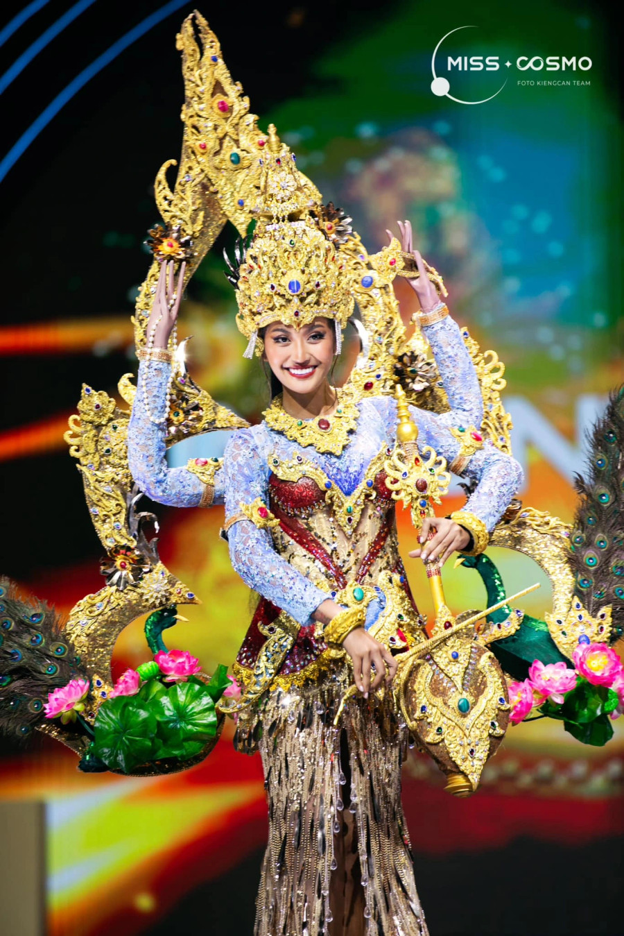 Thiết kế cầu kỳ được thí sinh Indonesia mang đến cuộc thi Miss Cosmo. Ở các cuộc thi nhan sắc, các đại diện đến từ Đông Nam Á thường đầu tư những thiết kế độc đáo, tạo hiệu ứng khi trình diễn