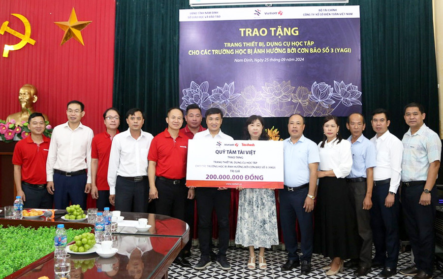 Quỹ Tâm Tài Việt và Công ty Xổ số điện toán Việt Nam trao 200 triệu đồng hỗ trợ 4 trường học trên địa bàn tỉnh Nam Định bị ảnh hưởng bởi bão Yagi. Ảnh: M.T Quỹ Tâm Tài Việt và Công ty Xổ số điện toán Việt Nam trao 200 triệu đồng hỗ trợ 4 trường học trên địa bàn tỉnh Nam Định bị ảnh hưởng bởi bão Yagi. Ảnh: M.T