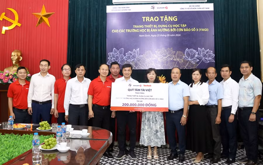 Quỹ Tâm Tài Việt và Công ty Xổ số điện toán Việt Nam trao 200 triệu đồng hỗ trợ 4 trường học trên địa bàn tỉnh Nam Định bị ảnh hưởng bởi bão Yagi. Ảnh: M.T