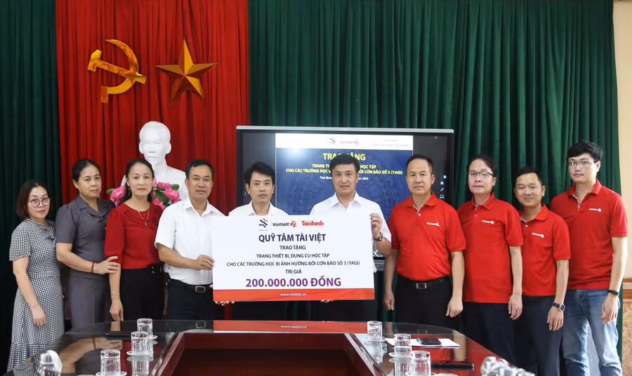 Quỹ Tâm Tài Việt, Công ty Xổ số điện toán Việt Nam (Vietlott) trao 200 triệu đồng hỗ trợ 4 trường học trên địa bàn tỉnh Thái Bình sau cơn bão số 3. Ảnh: Đ.A