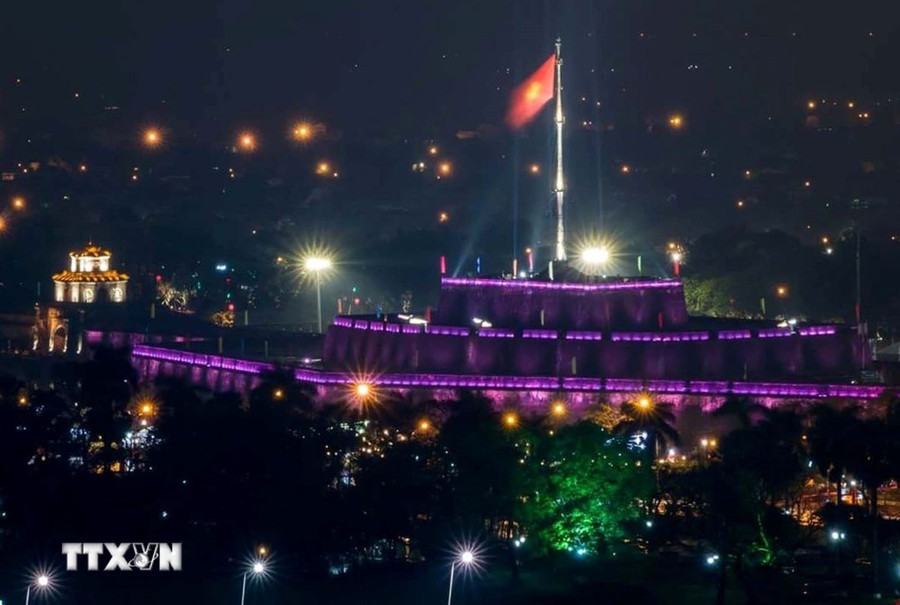 Kỳ đài Huế lung linh về đêm. (Ảnh: Quốc Việt/TTXVN)