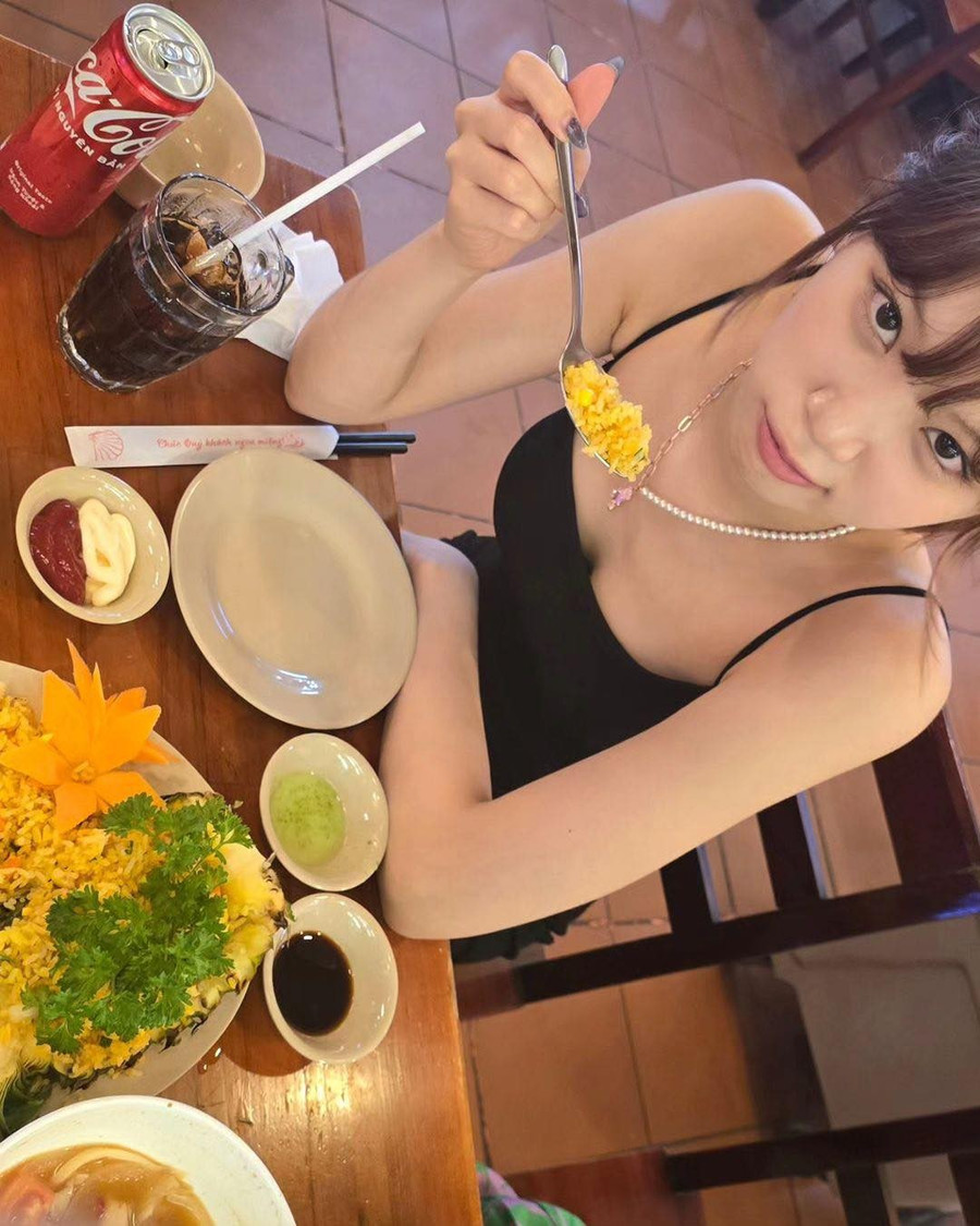 Nhóm nhạc đang đi trên con đường trải đầy hoa tự vấp ngã khi lộ yếu điểm giọng hát ở lễ hội Coachella 2024. Kim Chae Won và bốn thành viên còn lại trong Le Sserafim bị chê là thảm họa hát live. Nhóm hát 11 bài nhưng đều bị chê chênh, phô, hụt hơi và không thể làm chủ sân khấu. Giữ vai trò giọng ca chính nhưng chính Kim Chae Won cũng không thể làm tốt nhiệm vụ của mình. Nhóm nhạc đang đi trên con đường trải đầy hoa tự vấp ngã khi lộ yếu điểm giọng hát ở lễ hội Coachella 2024. Kim Chae Won và bốn thành viên còn lại trong Le Sserafim bị chê là thảm họa hát live. Nhóm hát 11 bài nhưng đều bị chê chênh, phô, hụt hơi và không thể làm chủ sân khấu. Giữ vai trò giọng ca chính nhưng chính Kim Chae Won cũng không thể làm tốt nhiệm vụ của mình.