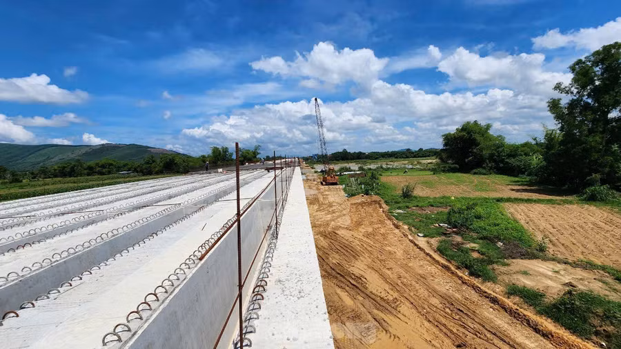 Sau hơn 20 tháng thi công, hạng mục cầu Sông Vệ đã đạt khoảng 90% khối lượng.