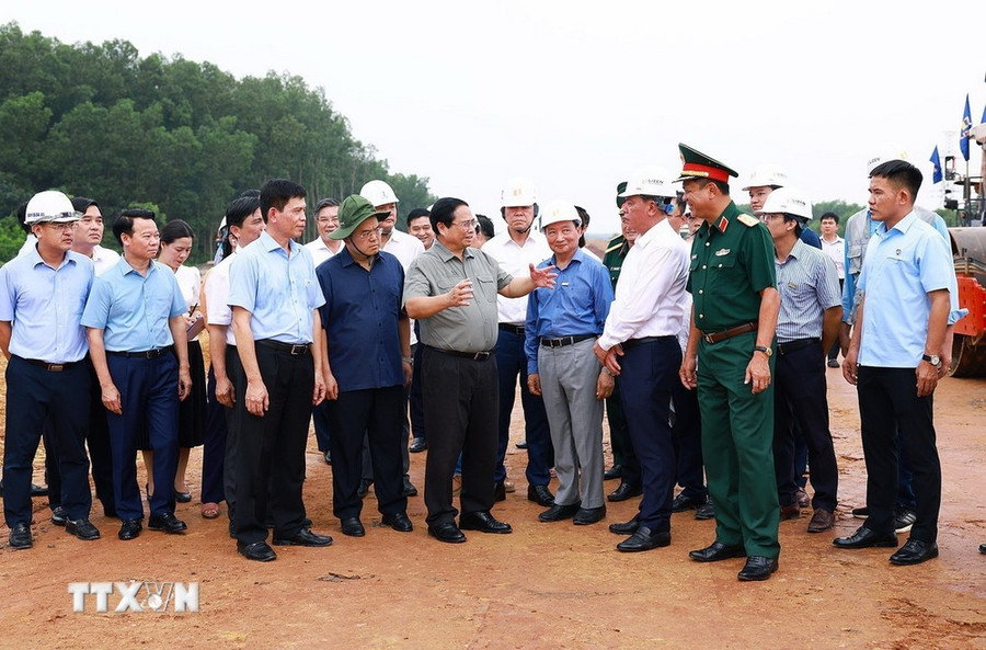 Thủ tướng Phạm Minh Chính kiểm tra tiến độ thi công Cao tốc Biên Hòa-Vũng Tàu giai đoạn 1. (Ảnh: Dương Giang/TTXVN) Thủ tướng Phạm Minh Chính kiểm tra tiến độ thi công Cao tốc Biên Hòa-Vũng Tàu giai đoạn 1. (Ảnh: Dương Giang/TTXVN)