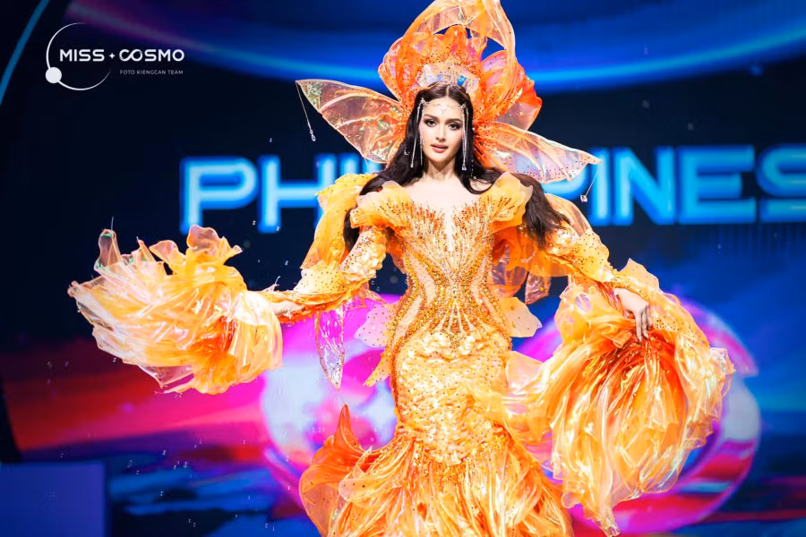 Người đẹp đến từ Philippines trong đêm thi trình diễn trang phục dân tộc. Cô là một trong những thí sinh được đánh giá cao ở Miss Cosmo, có khả năng giành vương miện