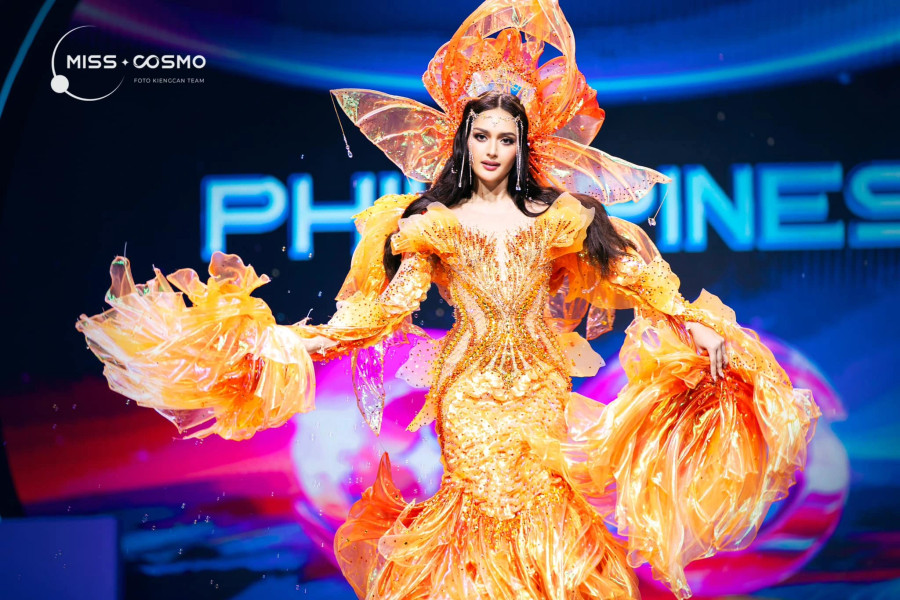 Người đẹp đến từ Philippines trong đêm thi trình diễn trang phục dân tộc. Cô là một trong những thí sinh được đánh giá cao ở Miss Cosmo, có khả năng giành vương miện